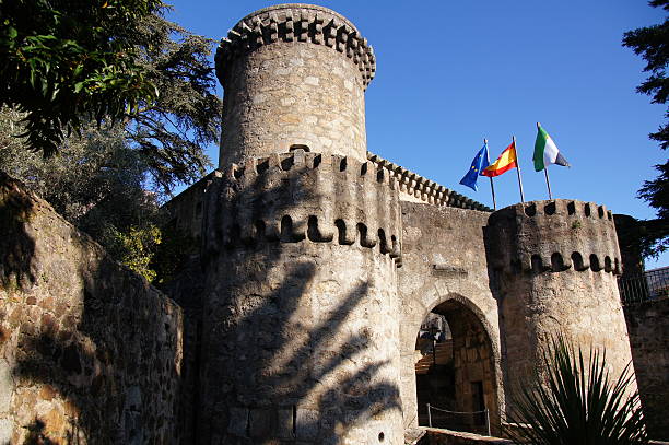 castillo condes oropesa, entrada principal - bandera extremadura fotografías e imágenes de stock