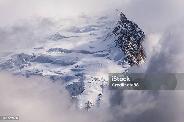 Foto de Belas Paisagens Montanhosas Nos Alpes e mais fotos de stock de Alpes europeus - Alpes europeus, Clima, Cúmulo