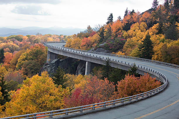istock Linn Cove Viaduct in the Fall Season 178729620