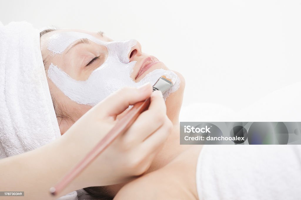 Gros plan d'une femme appliquant un masque pour le visage - Photo de Adulte libre de droits