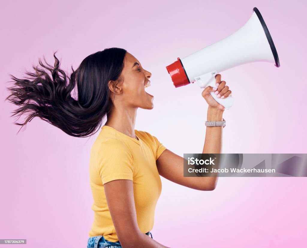 Wütende Megafon-Durchsagen, Schreie oder Frauenproteste für Revolution, Streik, Regierungswechsel oder Gerechtigkeit. Menschenrechtsstimme, Mikrofongeräusche oder Profil des Studiosprechers auf violettem Hintergrund - Lizenzfrei Rufen - Sprache Stock-Foto Wütende Megafon-Durchsagen, Schreie oder Frauenproteste für Revolution, Streik, Regierungswechsel oder Gerechtigkeit. Menschenrechtsstimme, Mikrofongeräusche oder Profil des Studiosprechers auf violettem Hintergrund - Lizenzfrei Rufen - Sprache Stock-Foto