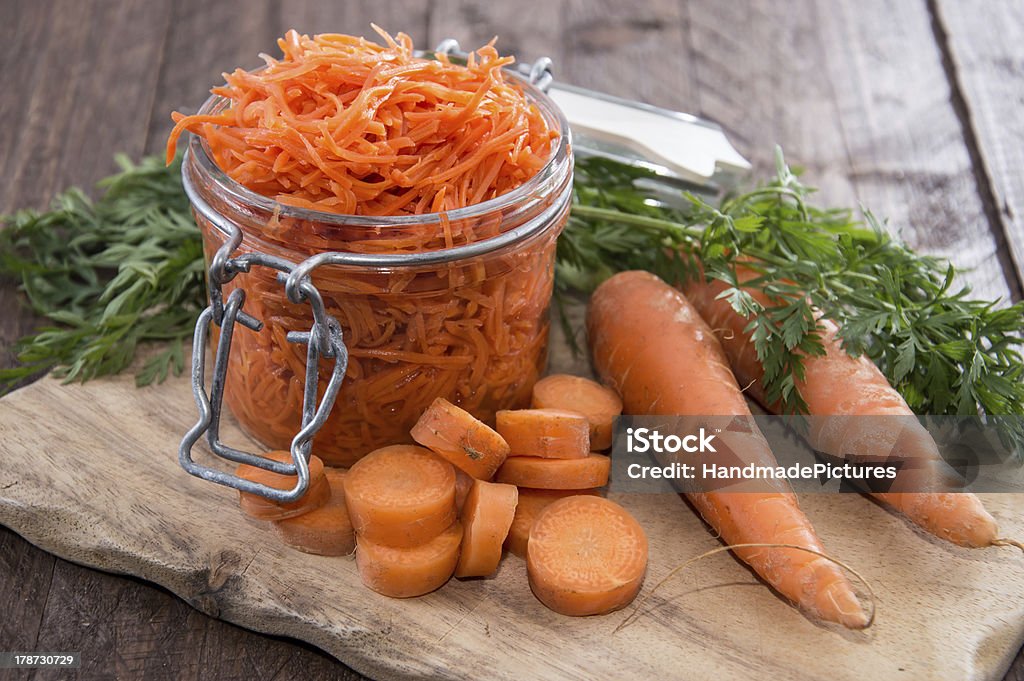 Planche à découper avec salade de carotte - Photo de Aliment libre de droits