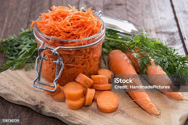 Tagliere Con Insalata Di Carote - Fotografie stock e altre immagini di Alimentazione sana - Alimentazione sana, Antipasto, Arancione