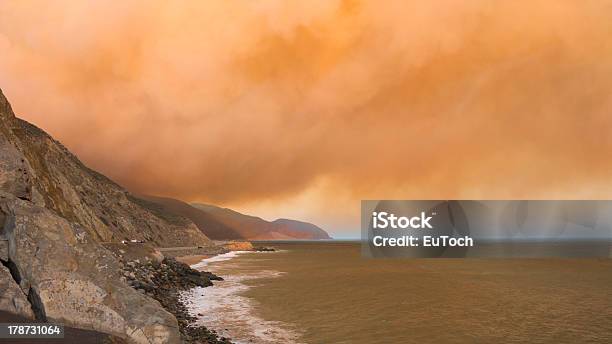 Enorme Fumo Plumes Su Pch 1 Ca - Fotografie stock e altre immagini di California - California, Incendio boschivo, Vento