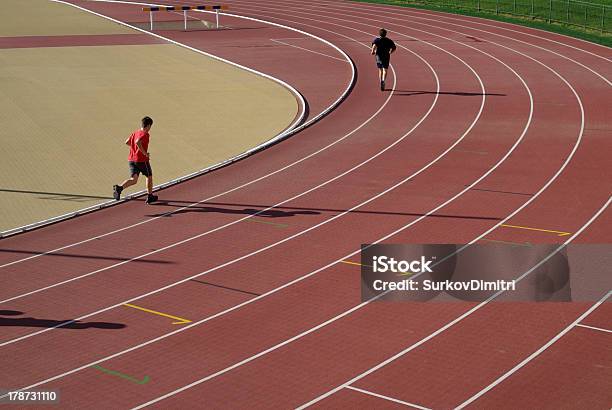 Pista De Atletismo Foto de stock y más banco de imágenes de 14-15 años - 14-15 años, Actividad, Adolescencia