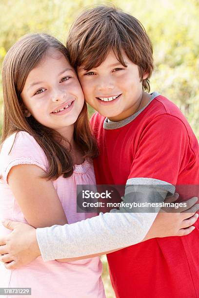 Hispanos Retrato De Hermano Y Hermana Al Aire Libre Foto de stock y más banco de imágenes de Etnia Latinoamericana