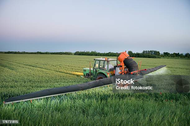 Photo libre de droit de Tracteur Pulvérisation Sur Le Terrain banque d'images et plus d'images libres de droit de Agriculteur - Agriculteur, Agriculture, Aliment