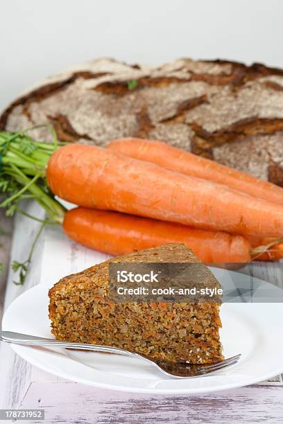 Pedaço De Bolo De Cenoura - Fotografias de stock e mais imagens de Alimentação Saudável - Alimentação Saudável, Assado no Forno, Bolo - Sobremesa