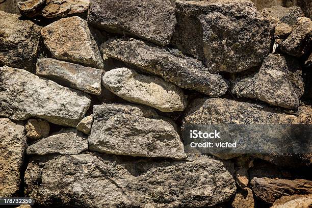 Muro De Pedra - Fotografias de stock e mais imagens de Caraterística Arquitetural - Caraterística Arquitetural, Cheio, Cinzento