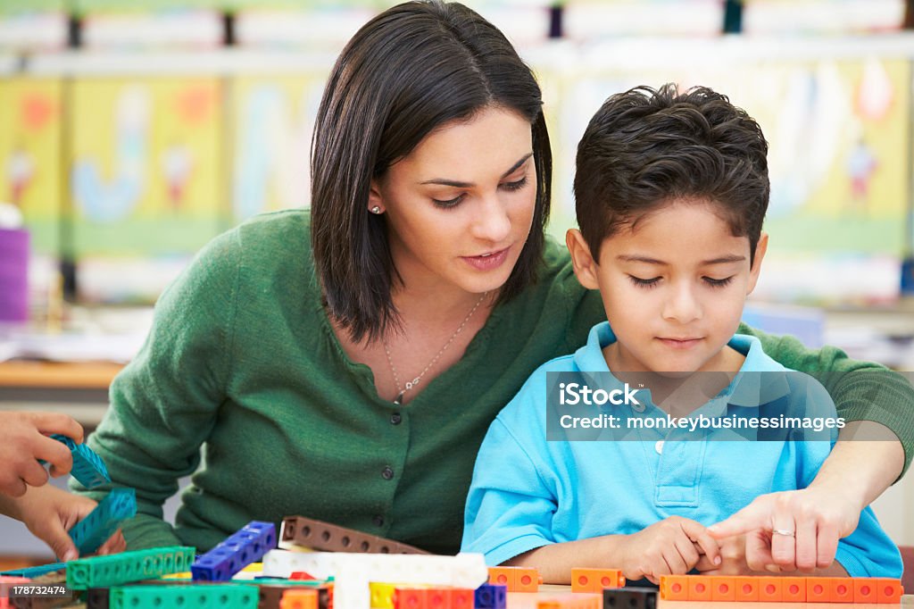 Elementare Schüler zählen mit Lehrer im Klassenzimmer - Lizenzfrei Mathematik Stock-Foto