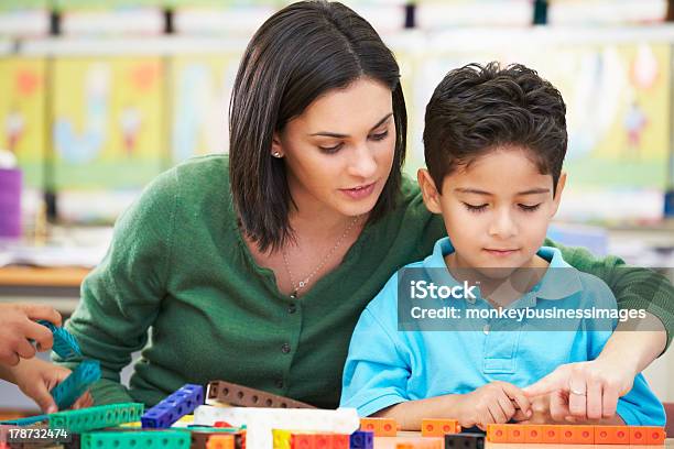 Elementare Schüler Zählen Mit Lehrer Im Klassenzimmer Stockfoto und mehr Bilder von Mathematik