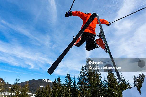 Foto de Esquiador Em Um Salto e mais fotos de stock de Adulto - Adulto, Atividade, Atleta