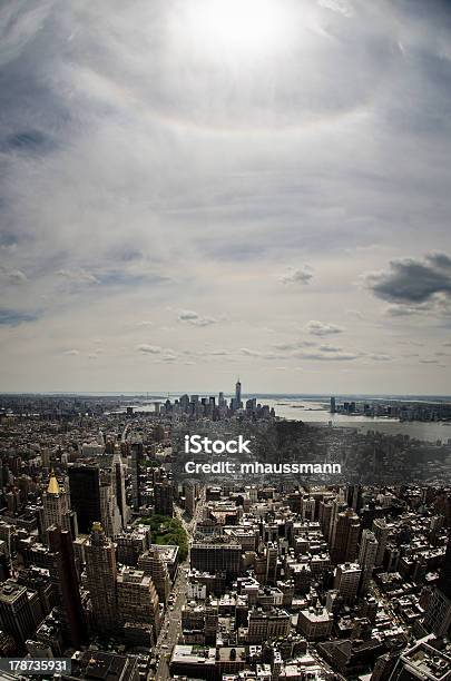 Vista Su Manhattan - Fotografie stock e altre immagini di Ambientazione esterna - Ambientazione esterna, Aureola - Simbolo, Calcestruzzo