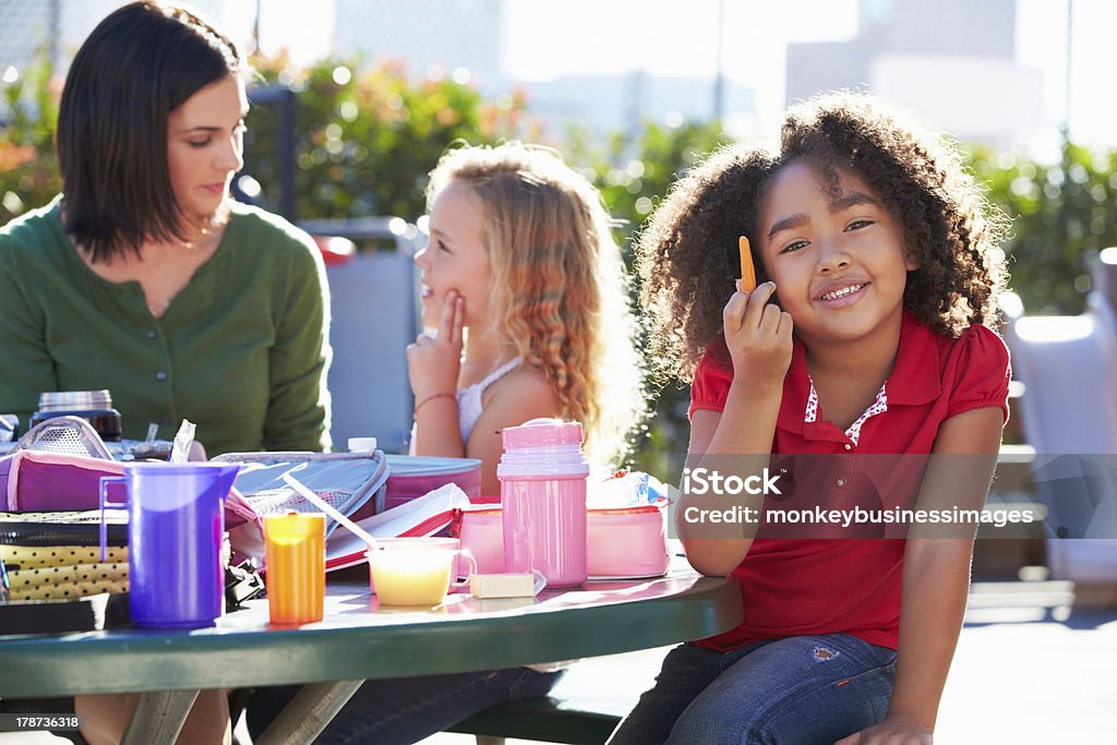 小学生 Pupils と教師食べるランチ - ランチボックスのロイヤリティフリーストックフォト