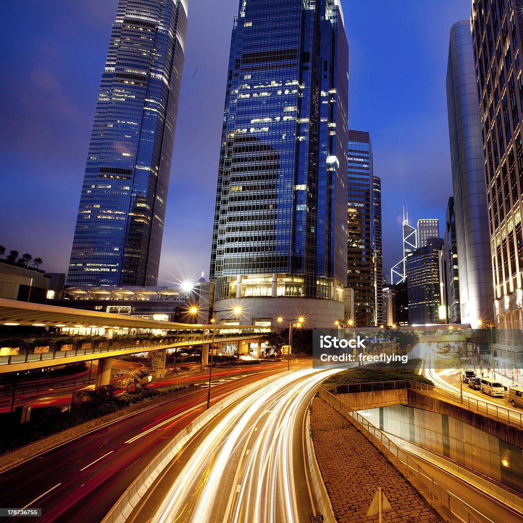 Auto en movimiento con desenfoque ligero a través de la ciudad por la noche - Foto de stock de Aire libre libre de derechos
