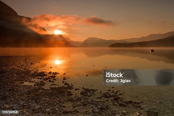 Primo Fischerman - Fotografie stock e altre immagini di Ambientazione esterna - Ambientazione esterna, Aurora, Bohinj