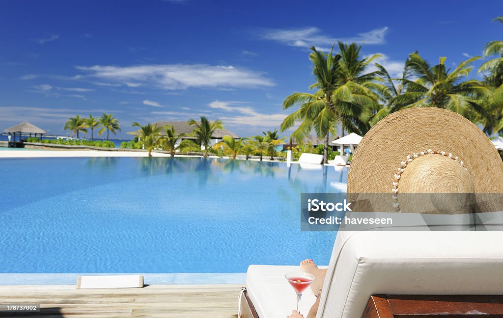 Mujer en la piscina con un cóctel cosmopolitan - Foto de stock de Adulto libre de derechos