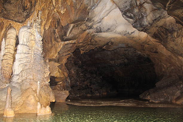 dunkle höhle - untergrund стоковые фото и изображения