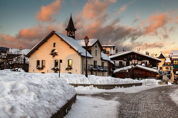 village of megeve en la noche, alpes franceses, francia - village snow winter france fotografías e imágenes de stock