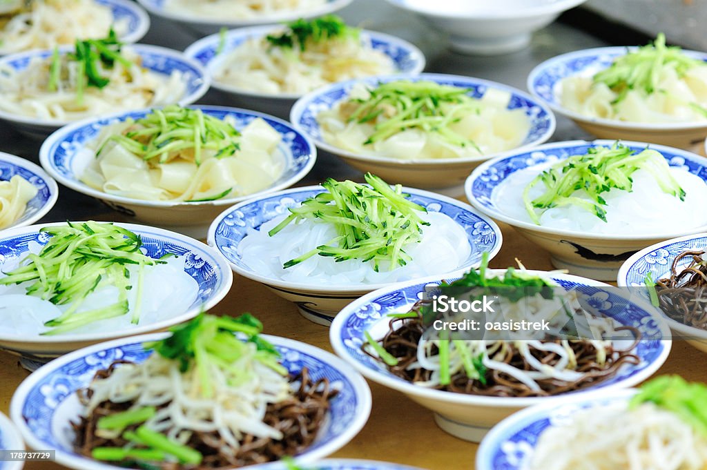 raw bean Gelee und Nudeln in Gerichten am Tisch - Lizenzfrei Abnehmen Stock-Foto