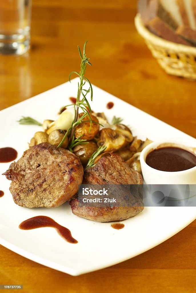 Verduras y carne de res a la parrilla con salsa demiglas - Foto de stock de Al horno libre de derechos