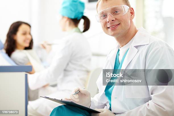 Foto de Amigável Dentista e mais fotos de stock de Adulto - Adulto, Assistente, Assistência