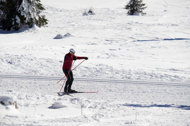esquiador de fondo atlético en pista de esquí. deportes de invierno en la selva negra. - cross country skiing black forest germany winter fotografías e imágenes de stock