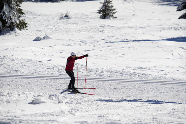 esquiador de fondo atlético en pista de esquí. deportes de invierno en la selva negra. - cross country skiing black forest germany winter fotografías e imágenes de stock