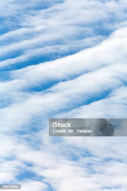 Weiße Wolken Im Hintergrund Stockfoto und mehr Bilder von Bedeckter Himmel - Bedeckter Himmel, Bildhintergrund, Blau