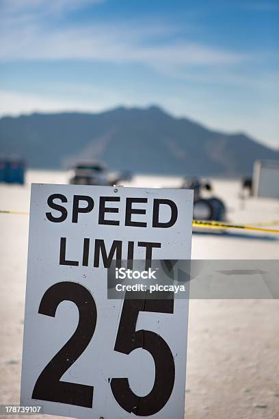 Speed Limit 25 In Bonneville Stockfoto und mehr Bilder von Auffahrt - Auffahrt, Autorität, Ball passen