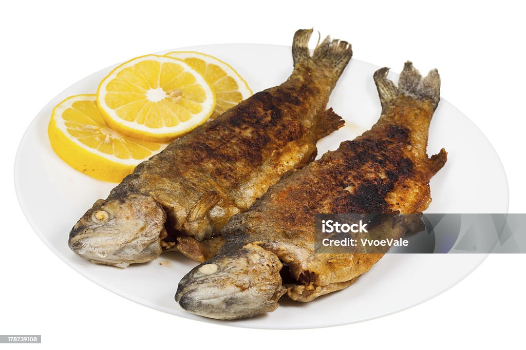 Pescado frito de río trucha en placa - Foto de stock de Alimento libre de derechos