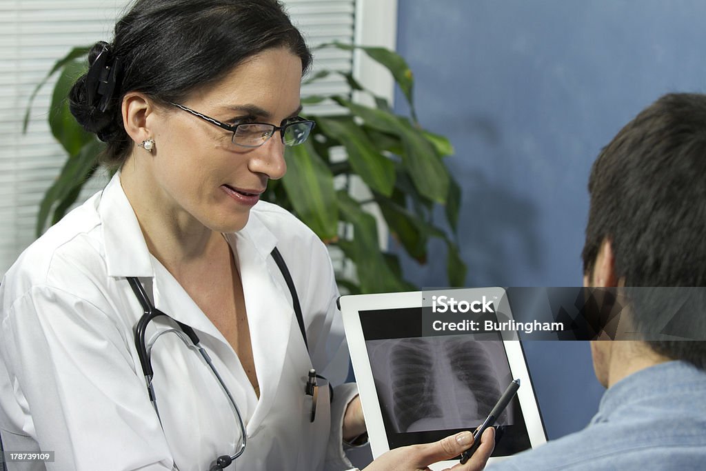 Mulher médico mostrando paciente de raios-x com tablet - Royalty-free Cirurgia Foto de stock