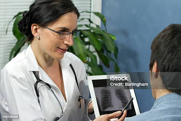 Mulher Médico Mostrando Paciente De Raiosx Com Tablet - Fotografias de stock e mais imagens de Cirurgia