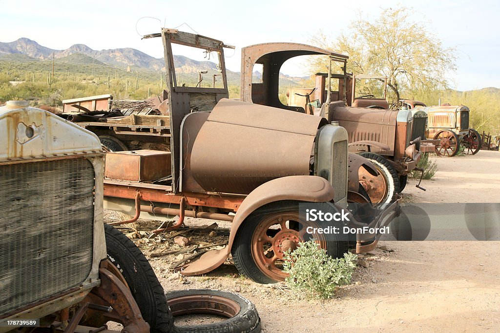 Old, Rusty camiones Pueblo fantasma Goldfield Ghost Town, Arizona, Estados Unidos - Foto de stock de Apache Trail libre de derechos