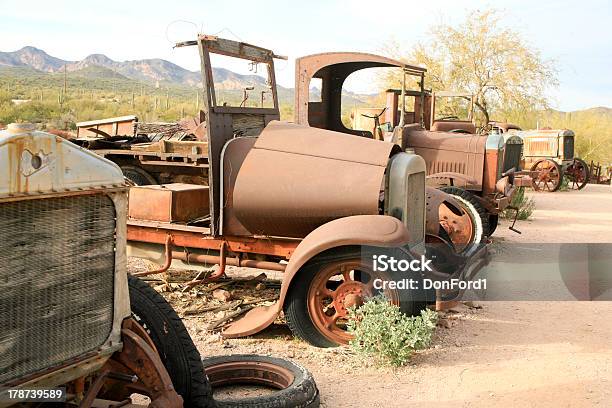 Old Rusty Camiones Pueblo Fantasma Goldfield Ghost Town Arizona Estados Unidos Foto de stock y más banco de imágenes de Apache Trail