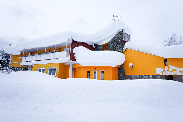 Gelbe Haus im Schnee – Foto