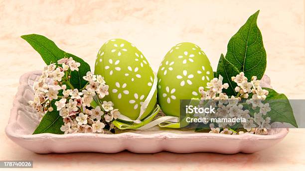 Foto de Ovos De Páscoa e mais fotos de stock de Artigo de decoração - Artigo de decoração, Bandeja, Comida