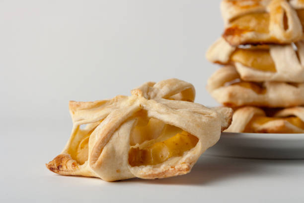 bollos de manzana, sobre fondo blanco, espacio para copiar - 5934 fotografías e imágenes de stock