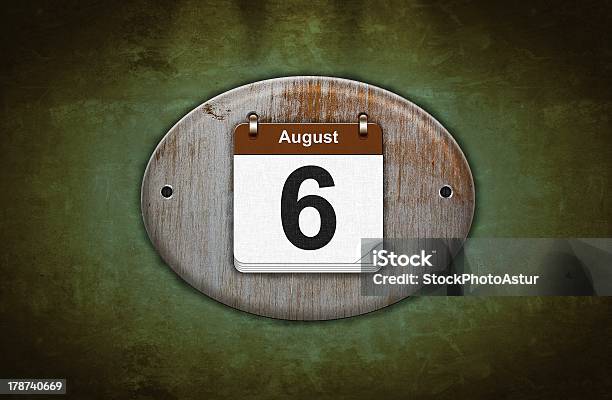 Vecchio Calendario In Legno Con 6 Agosto - Fotografie stock e altre immagini di Agosto - Agosto, Calendario, Composizione orizzontale