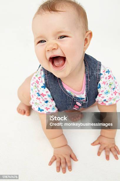 Портрет Счастливый Ребенок — стоковые фотографии и другие картинки 6-11 месяцев - 6-11 месяцев, Блуза, Вертикальный