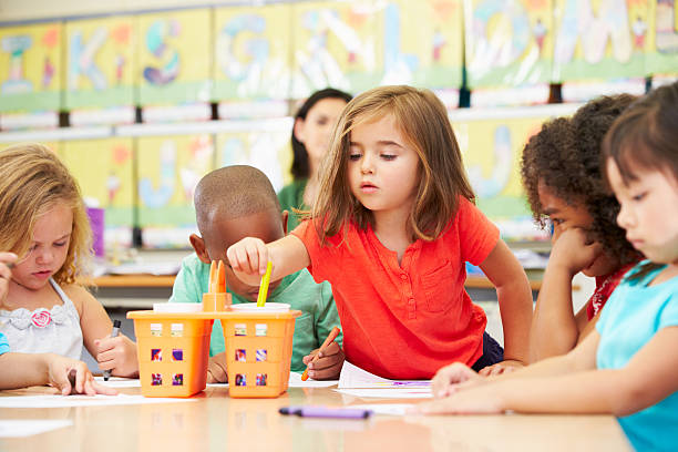 小学校のお子様には、ぬりえとクレヨン、紙 - education child school classroom ストックフォトと画像