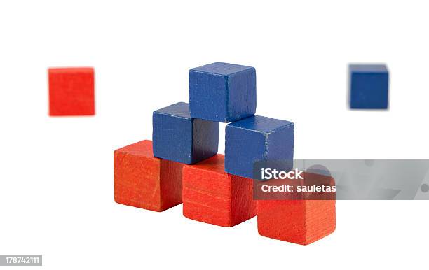 Piramide In Legno Di Colore Rosso Blu Mattoncini Giocattolo - Fotografie stock e altre immagini di Bambino