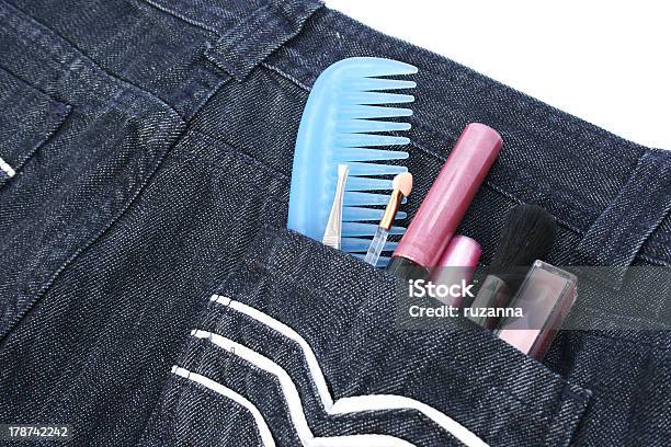 Cosmetici In Jeans Con Tasca - Fotografie stock e altre immagini di Abbigliamento - Abbigliamento, Abbigliamento casual, Blu