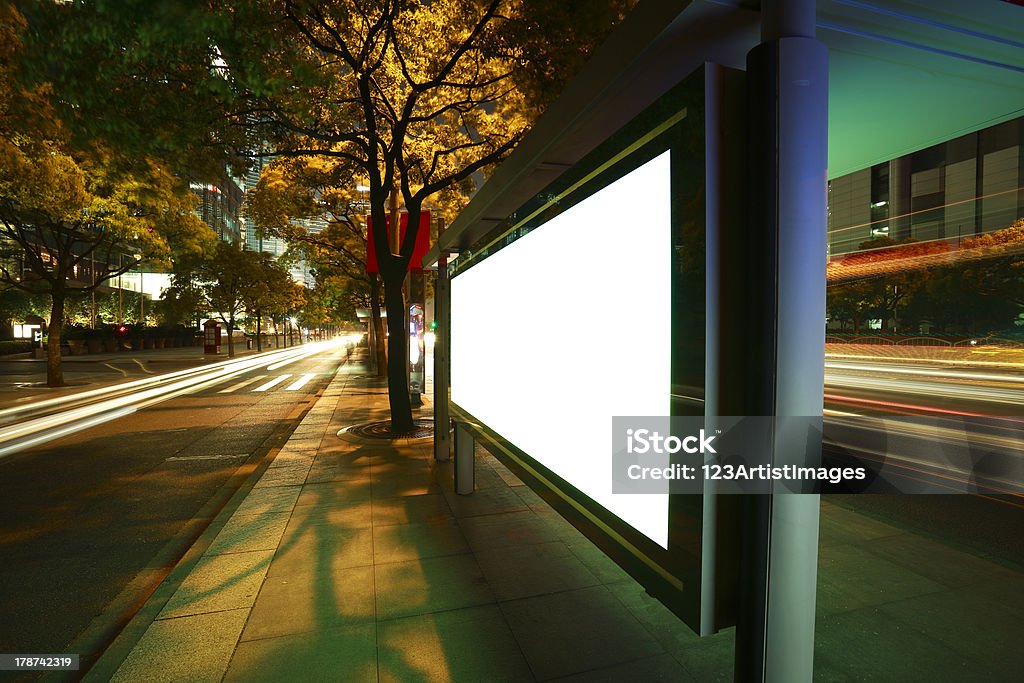 Ville moderne de la publicité visionneuses - Photo de Nuit libre de droits