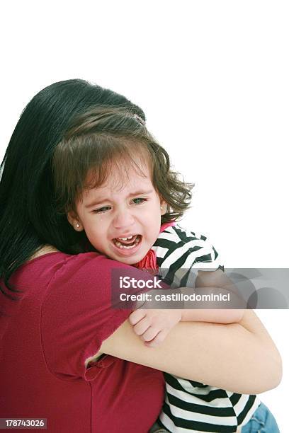 Bambina Che Piange In Madri Braccio - Fotografie stock e altre immagini di Abbracciare una persona - Abbracciare una persona, Accudire, Adulto