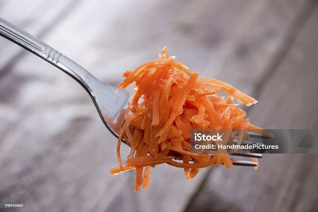 Salada de cenoura com um garfo - Foto de stock de Alimentação Saudável royalty-free