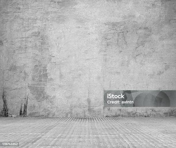 Старая Гранж Номер С Бетонная Стена — стоковые фотографии и другие картинки Антисанитарный - Антисанитарный, Без людей, Беспорядок