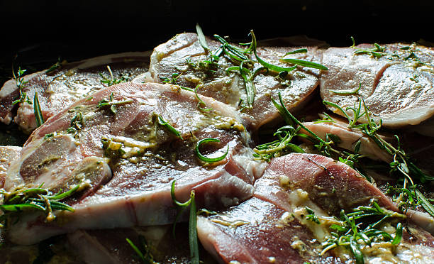 costeletas de carneiro. - lamb chop shank cooked - fotografias e filmes do acervo