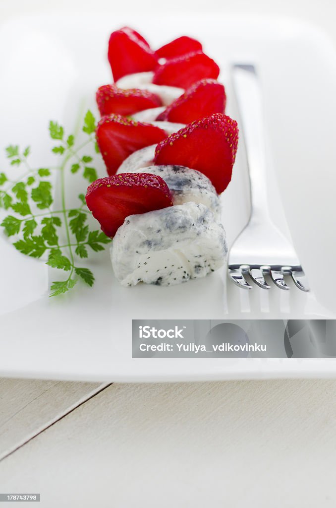 Français avec du fromage de chèvre accompagnée de fraises et au cerfeuil - Photo de Aliment libre de droits
