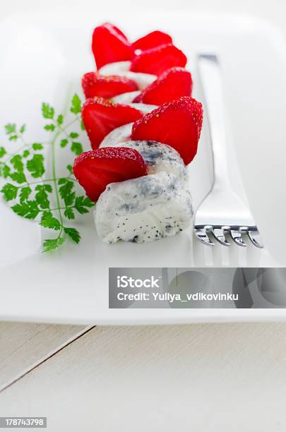 Photo libre de droit de Français Avec Du Fromage De Chèvre Accompagnée De Fraises Et Au Cerfeuil banque d'images et plus d'images libres de droit de Aliment